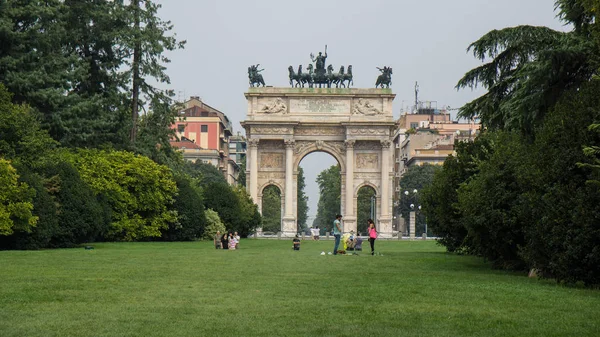 Arco triunfo com prado na frente — Fotografia de Stock