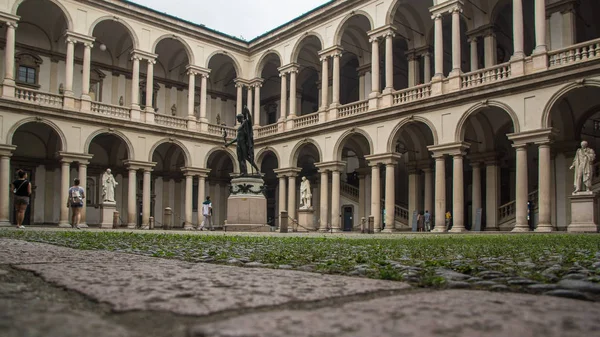 Courtyard frog perspective — Stock Photo, Image