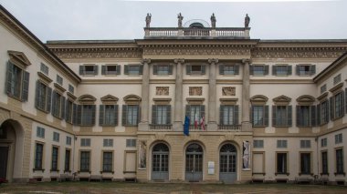 eski tarihi bina cephesi