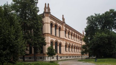 eski tarihi bina cephesi