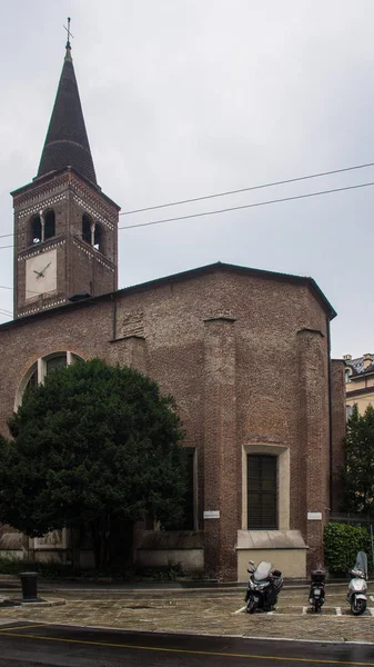 Vecchia chiesa pietre di mattoni rossi — Foto Stock