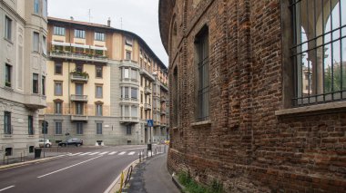 çok eski tuğla taş bina