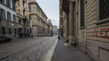 milano merkezinde arnavut kaldırımlı yol