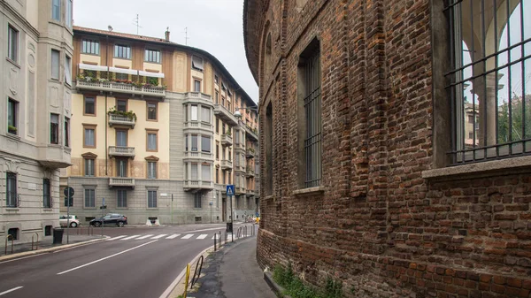 çok eski tuğla taş bina