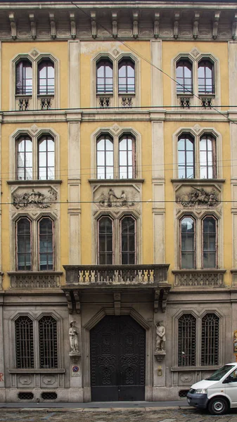 Old yellow building facade milan — Stock Photo, Image