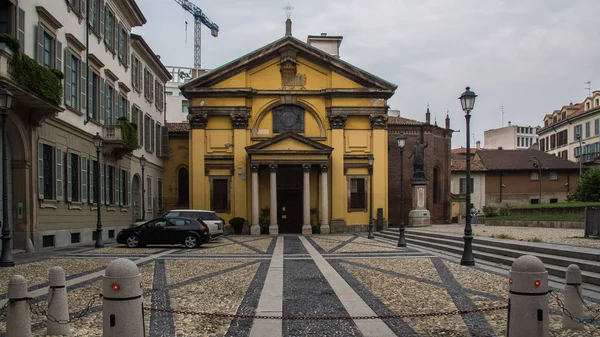 Antico edificio giallo a milano — Foto Stock