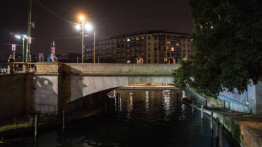 navigli nehir üzerinde araba köprü