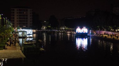 nehirde karanlık ışıklar ayna