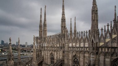 milano kubbedetaylı taş sütunlar