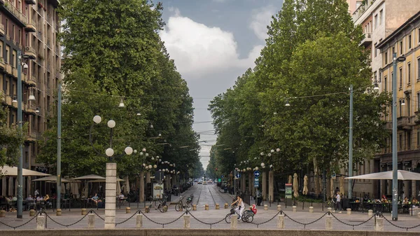 yanlarında ağaçlar ile Brera ilçe milano yol