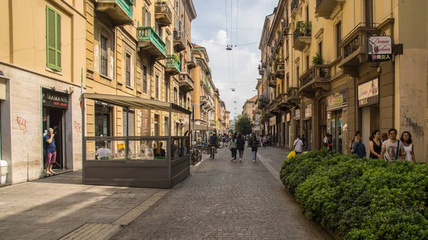 Żółte domy w historycznym centrum Mediolanu — Zdjęcie stockowe