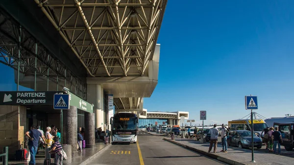 Milan terminal del aeropuerto salida y llegada — Foto de Stock