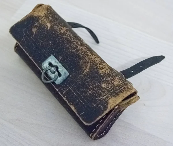Старий гнилий шкіряний гаманець — стокове фото