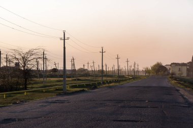 sokak kafkasya gürcistan yanındaki elektrik direkleri