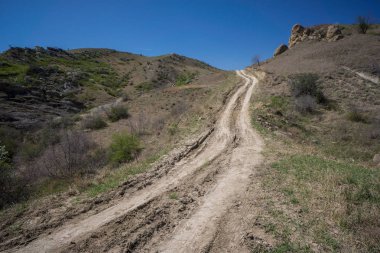 öğlen tepeye kadar toprak yol