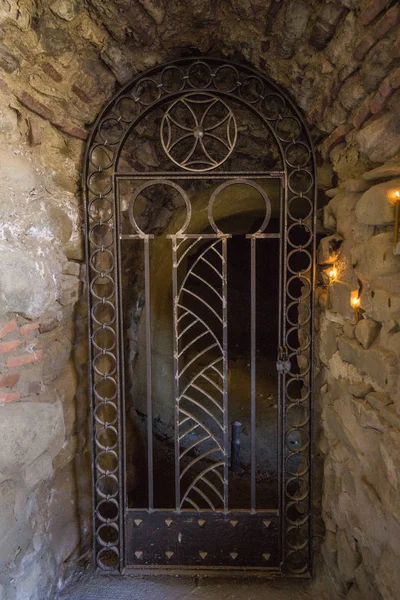 Old iron gate in georgian monastery — Stock Photo, Image