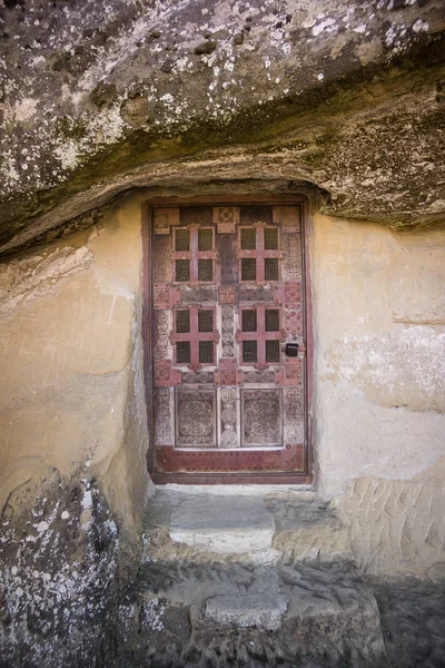 Velha porta para caverna casa em georgia — Fotografia de Stock