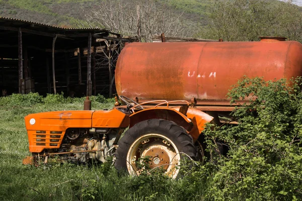 Rusty vechi traktor epavă — Fotografie, imagine de stoc