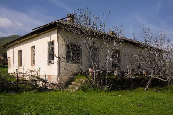 Velha casa aldeia abandonada — Fotografia de Stock