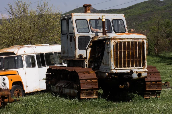 Desgastado antigo bulldozer soviético — Fotografia de Stock