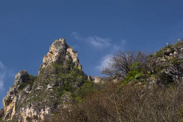 Castelo no céu azul superior da colina — Fotografia de Stock