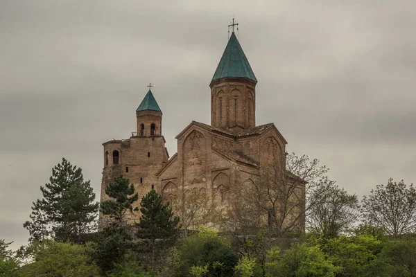 Orthodoxe kerk met grijze hemel achtergrond — Stockfoto