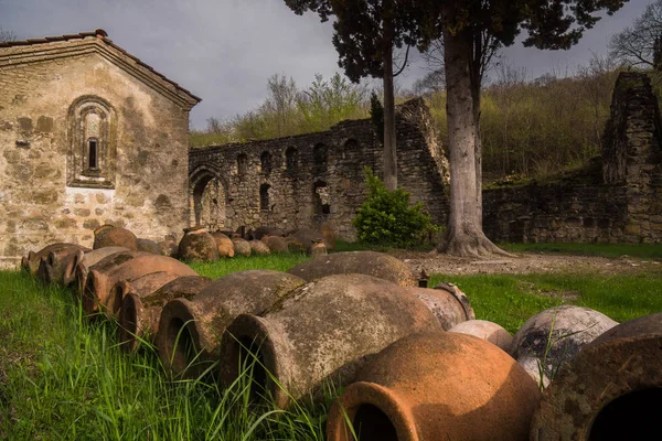 Brocche di argilla medievale in monastero — Foto Stock