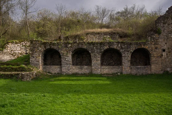 Ruinerna på gården av georgiskt kloster — Stockfoto