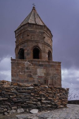 gökyüzü arka plan ile gergeti kilise kulesi