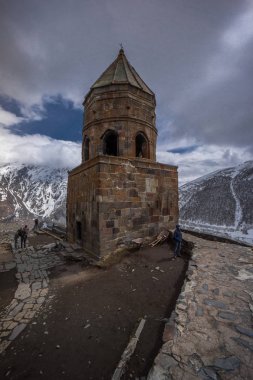 kazbegi dağının tepesinde gergeti kilisesi