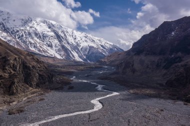 darial kanyon üzerinden akan nehir