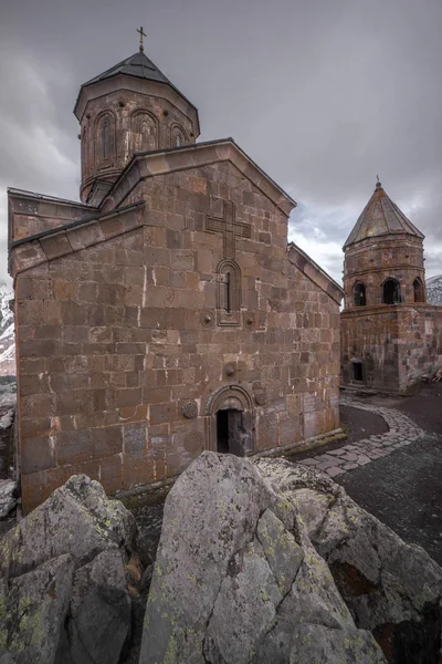 Kathedrale Gergeti auf Berggipfel — Stockfoto