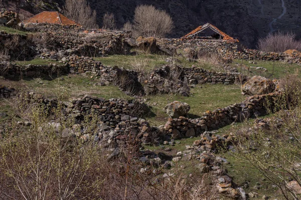 Ruinas de la antigua casa en kazbegi —  Fotos de Stock