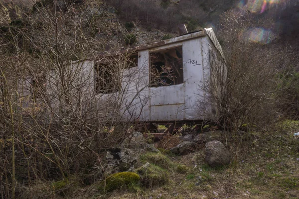 Kazbegi milli parkta eski tren vagonu — Stok fotoğraf