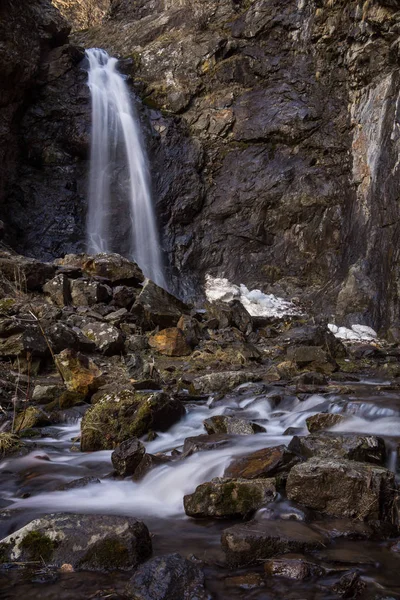 Cascada pequeña gveleti en el Cáucaso — Foto de Stock