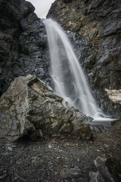 Primer plano de pequeña cascada gveleti — Foto de Stock