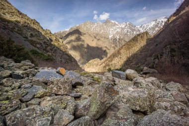 kafkas dağlarında kayalar