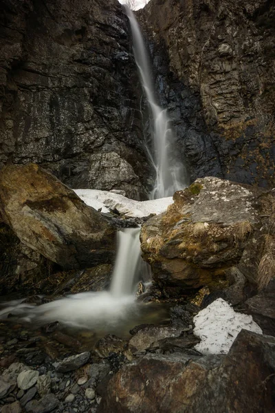 Río con estanque de cascada en el Cáucaso — Foto de Stock