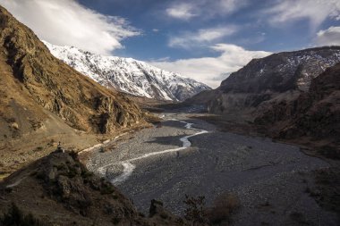 şafakta su akışı ile darial kanyon