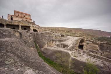 antik eski mağara kasabasında duvarlar uplistsikhe