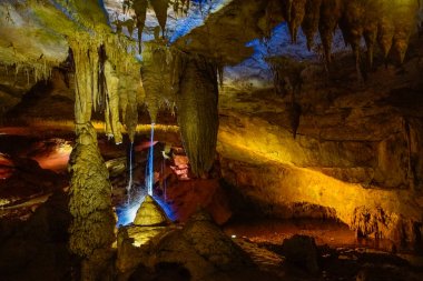 Prometheus Mağarası'ndaki sarkıtlar