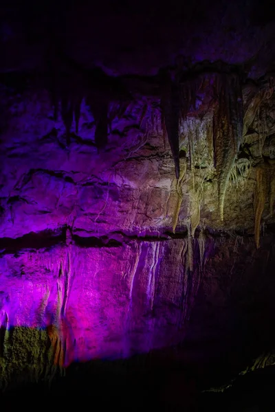 Caverne sombre lumières violettes caverne Prometheus — Photo