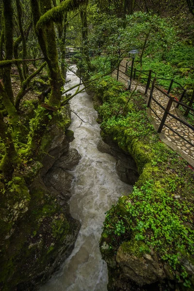 马尔特维利峡谷水流与步行路径 — 图库照片