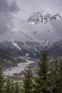 mestia buzul görünümü