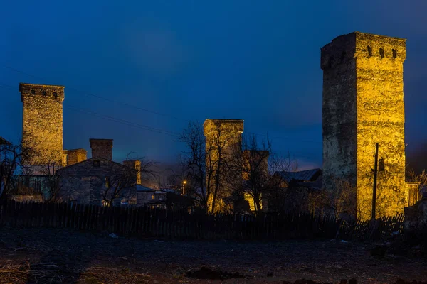 Mesta Defense Towers på natten — Stockfoto