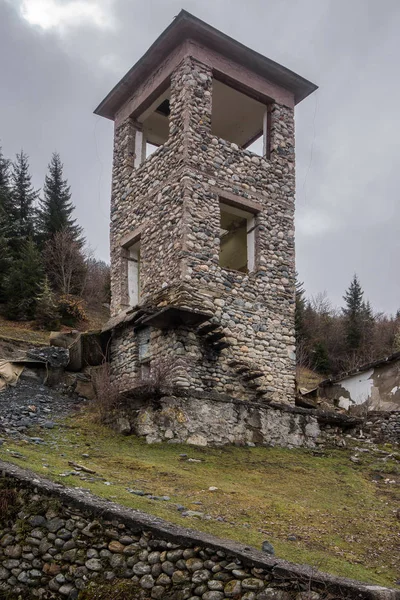 Velha torre de vigia abandonada em svanetia — Fotografia de Stock