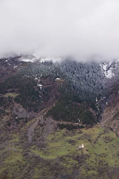 Nuages s'élevant sur les montagnes svanétiennes — Photo