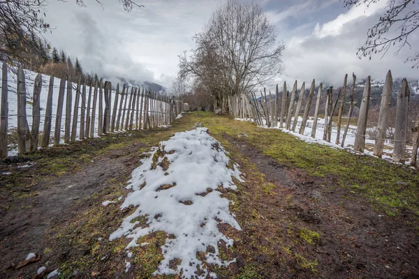 Neige en randonnée trek à mestia — Photo