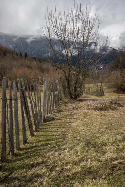 Randonnée pédestre dans les montagnes svanétiennes — Photo