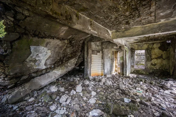 Svanetia eski kırık ev — Stok fotoğraf